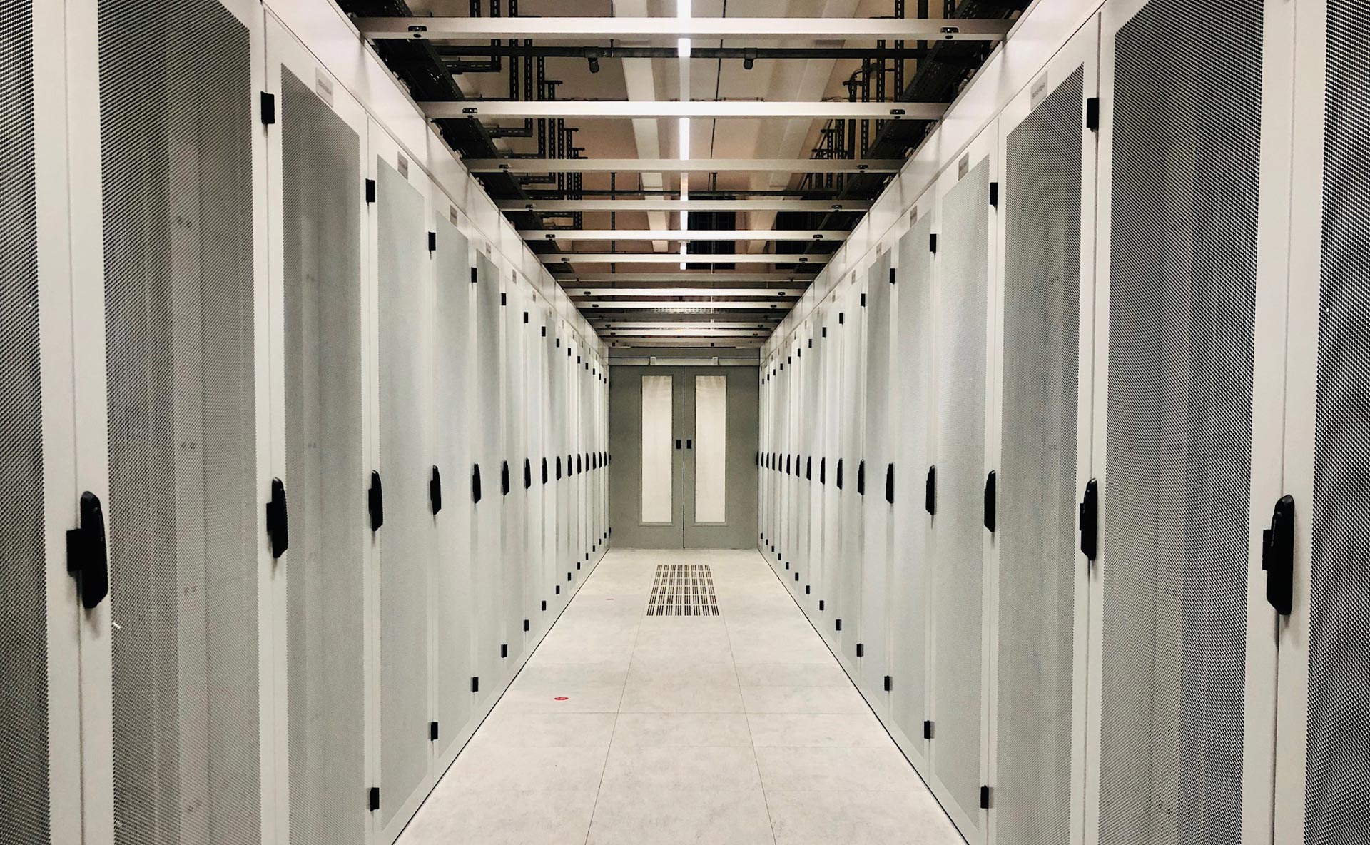 Gang zwischen Serverschränken in einem Rechenzentrum